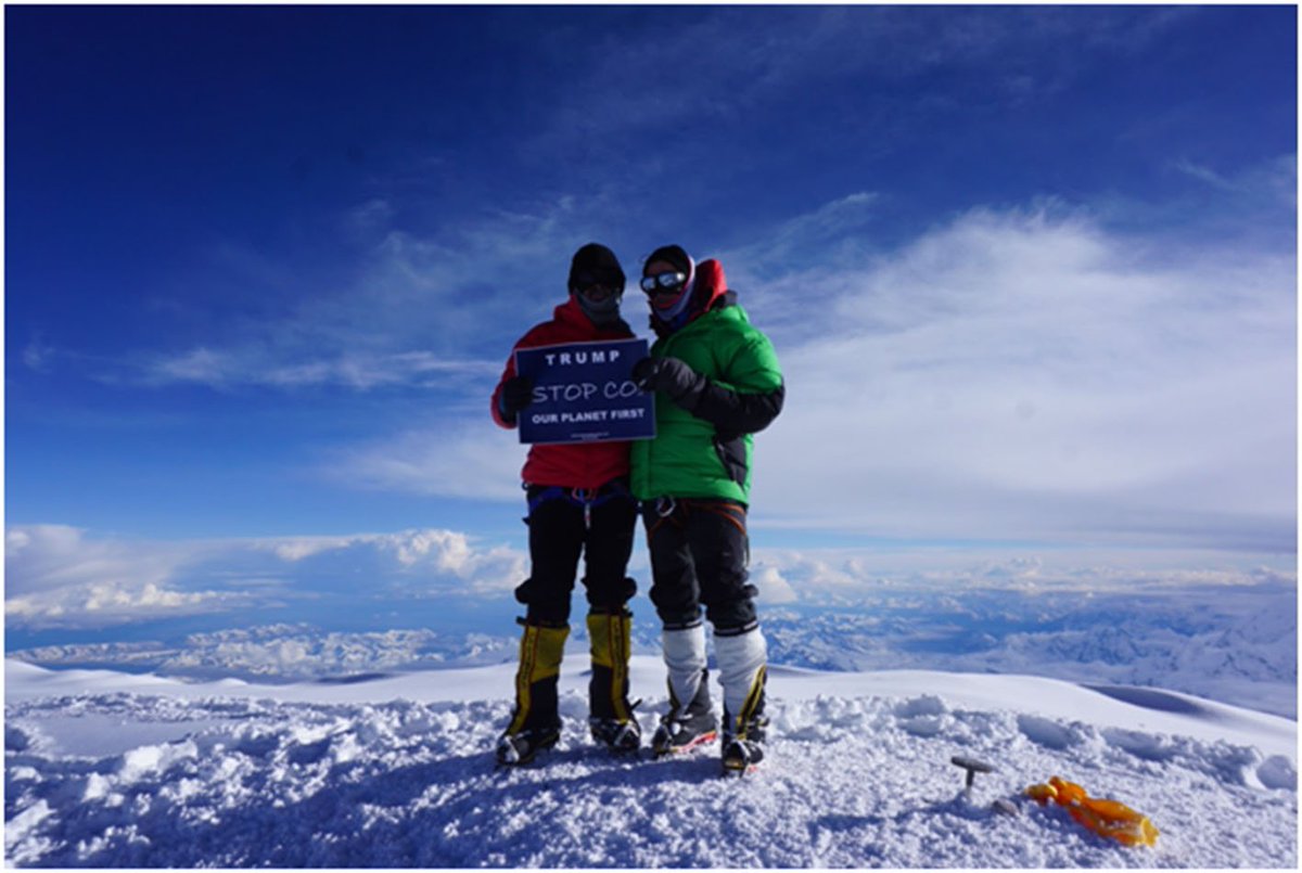 Enclmdiario's tweet photo. Los montañeros de CLM que llegan a la cima más alta de Norteamérica y mandan un mensaje a #Trump - ENCLM https://t.co/nV1U3fyNa4 vía @enclmdiario https://t.co/qqM2CaLOK3