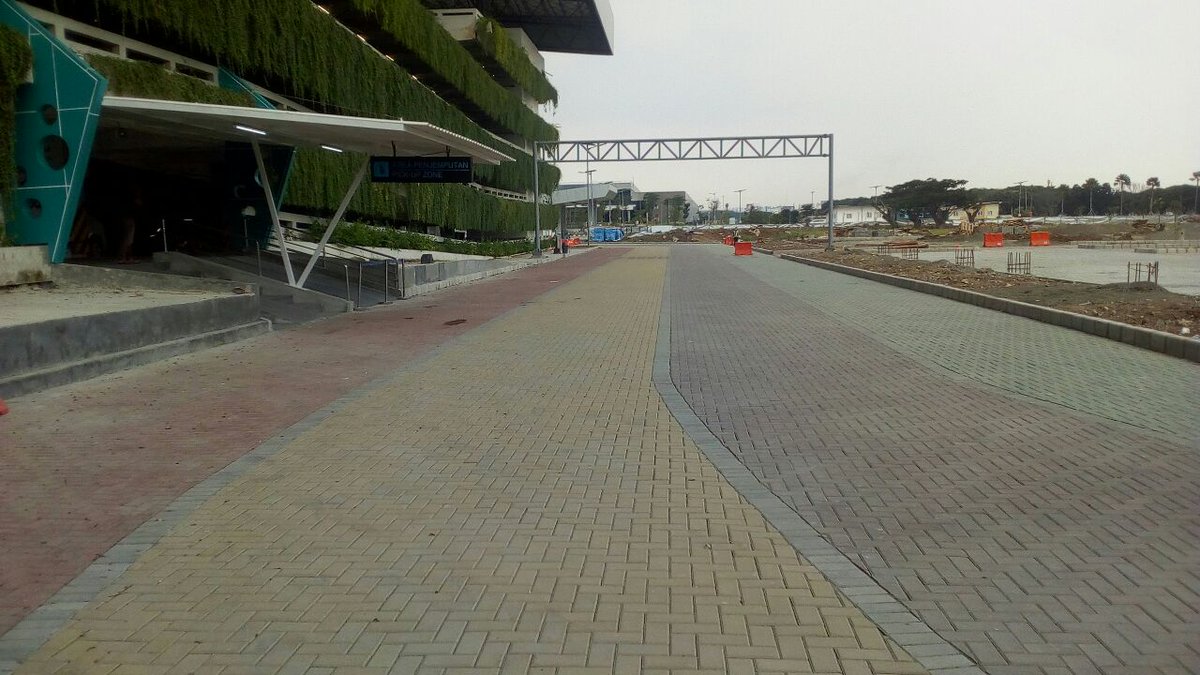APPropertindo's tweet photo. Kini di Terminal 3 Domestik ada jalur khusus penjemputan penumpang sehingga tidak perlu lagi masuk ke gedung parkir. Jalur ini diberlakukan mulai pukul 16.00 s.d 21.00 WIB setiap hari.
#APPConstruction https://t.co/LXNrE0d5K2