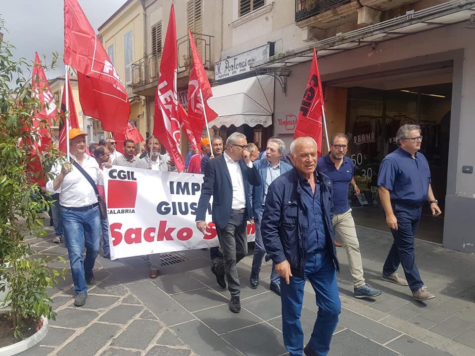 angelosposato's tweet photo. A Vibo Valentia, impegno e giustizia per Sacko #sackosoumayla #RestiamoUmani #portiaperti #cuoriaperti https://t.co/XZGAn4iXsc