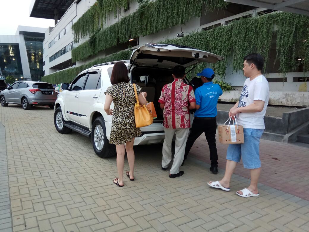 APPropertindo's tweet photo. Kini di Terminal 3 Domestik ada jalur khusus penjemputan penumpang sehingga tidak perlu lagi masuk ke gedung parkir. Jalur ini diberlakukan mulai pukul 16.00 s.d 21.00 WIB setiap hari.
#APPConstruction https://t.co/LXNrE0d5K2