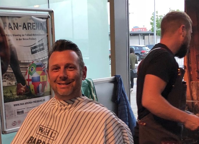 reschke's tweet photo. Danke an den https://t.co/Rh7fD2pl1e für den sauberen Haarschnitt auf der #oxcom18 @OXID_eSales https://t.co/4oj0RHoRgm