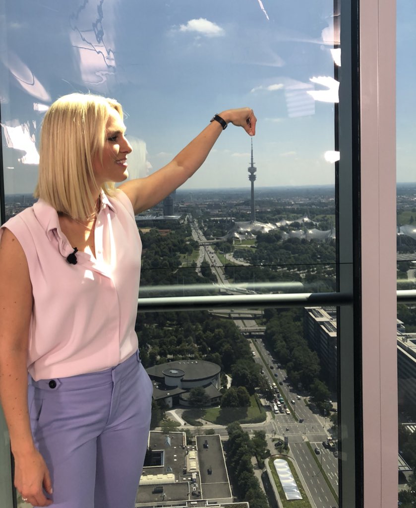 Ruth_Hofmann's tweet photo. Gute Sicht von hier oben!😎@SPORT1 #WMAktuell #o2tower #höchsteswmstudio #etage35 #zumglückkeinehöhenangst https://t.co/jT0CS2Vqey