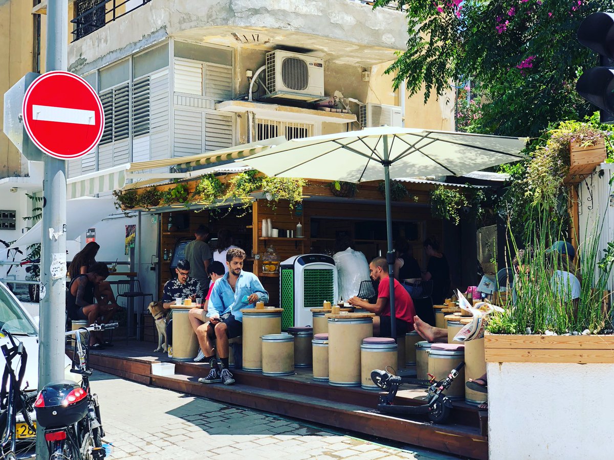 JuneDating's tweet photo. A little oasis in the urban jungle 🏖 Would you go here on your first date? 🍹🍸 #JuneDating https://t.co/fVyBfoIU9R