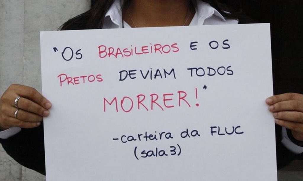 driinaja's tweet photo. Alunos brasileiros denunciam preconceito na Universidade de Coimbra, em Portugal, com cartazes que levam frases preconceituosas e ofensivas que escutaram de colegas e professores.

#BrXPt #brasilxportugal https://t.co/c97wBLOGeD