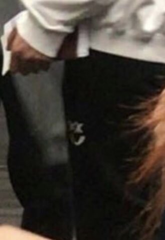 LouisPromoSquad's tweet photo. LOUIS WEARING HIS OWN MERCH THATS NOT A QUESTION BUT WE FUCKING AGREE ◟̽◞̽ https://t.co/EsNnGmAEje