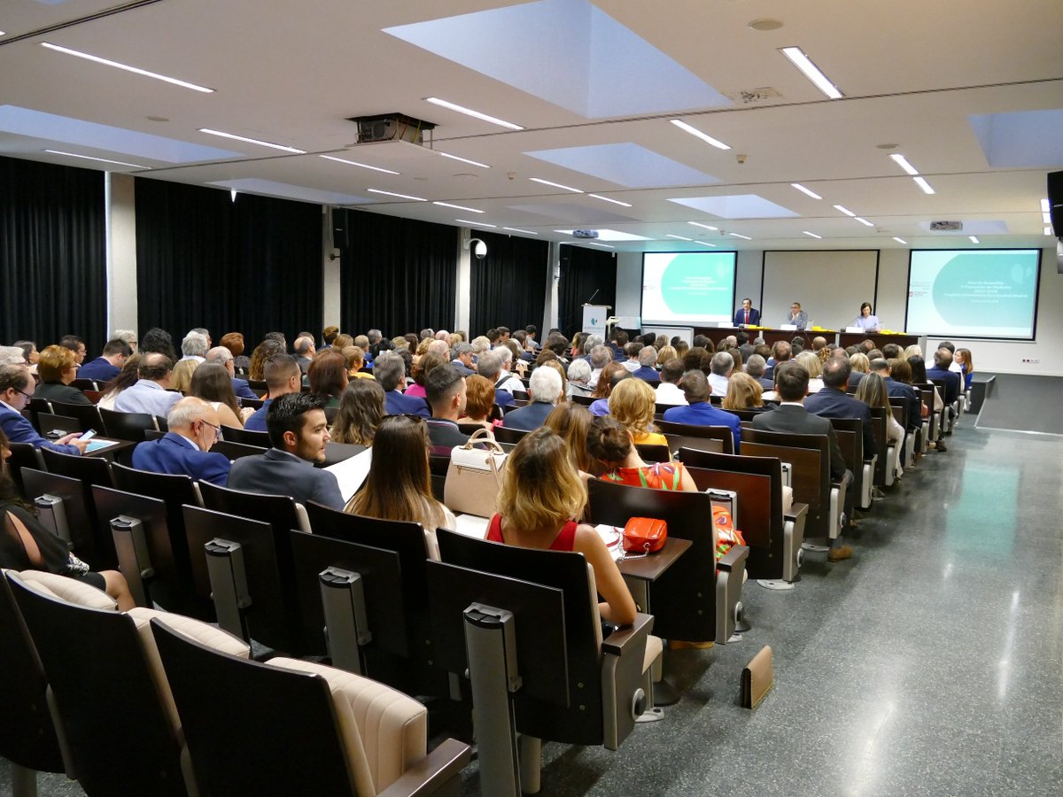 QS_Pozuelo's tweet photo. Comienza el acto de #graduación de la V promoción de #Medicina formada en nuestro hospital y en la @UEuropea ¡Un placer ser parte de la formación de estos 37 alumnos! https://t.co/zMitkjY6CM