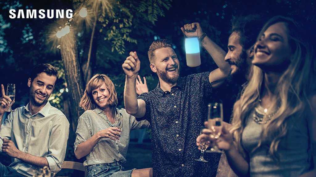 SamsungDE's tweet photo. #Sommerzeit ist Party-Zeit - Und das all night long.💃 🕺Damit aber niemand im Dunkeln tanzt, einfach die Bewegungssteuerung deiner #Samsung Bottle aktivieren - und mit einem #Shake wird es Licht. 💡https://t.co/L7rxsubdZV #partyhard #S_Help https://t.co/q6KXaASHPt
