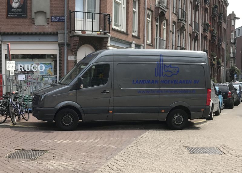 Waar zo'n grapjas die een hele hoek van trottoir pakt om zijn bestelbus te parkeren. Locatie Agatha Dekenstraat/ Bellamyplein.
