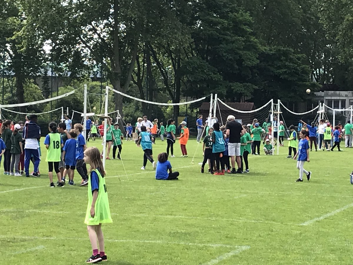 ericberdoati's tweet photo. Très belle réussite pour la rencontre de volley-ball de toutes les classes de CM2 et quelques CM1 @VilleSaintCloud https://t.co/hmFTxpK2CA