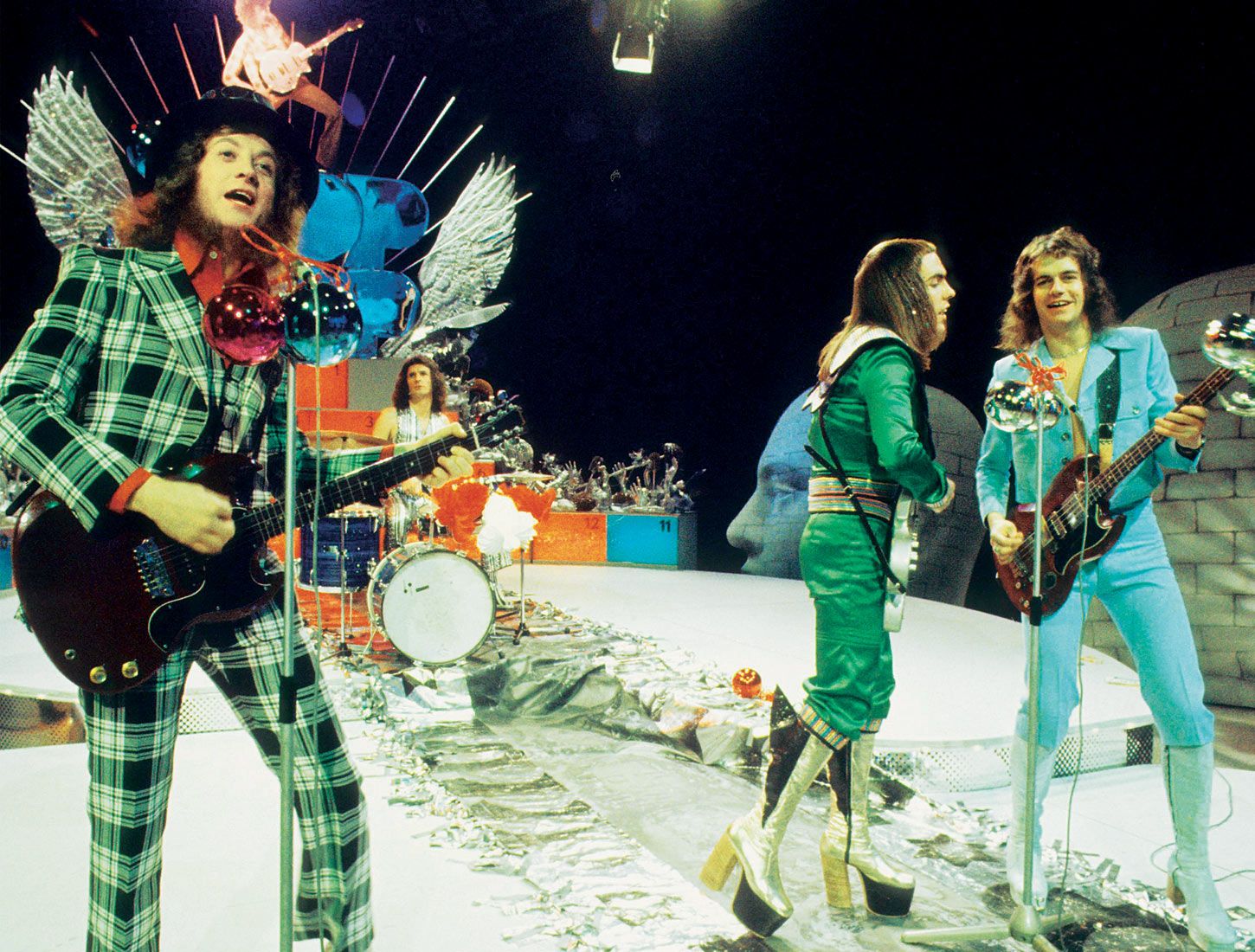 Happy birthday to lead singer and guitarist of the English band Slade, Noddy Holder. 