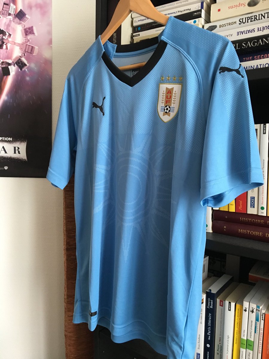WilooFootball's tweet photo. Pour célébrer l’entrée en matière de la Celeste, et grâce à la générosité de @PUMA qui m’a contacté récemment, j’offre la tunique uruguayenne à 1 heureux gagnant. Follow et RT pour participer, vainqueur annoncé demain ! 😘⚽️🇺🇾🇺🇾🇺🇾 https://t.co/mPAbBeH0TG