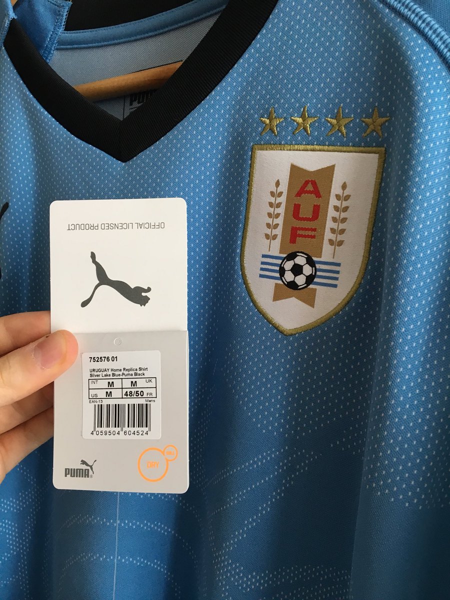 WilooFootball's tweet photo. Pour célébrer l’entrée en matière de la Celeste, et grâce à la générosité de @PUMA qui m’a contacté récemment, j’offre la tunique uruguayenne à 1 heureux gagnant. Follow et RT pour participer, vainqueur annoncé demain ! 😘⚽️🇺🇾🇺🇾🇺🇾 https://t.co/mPAbBeH0TG