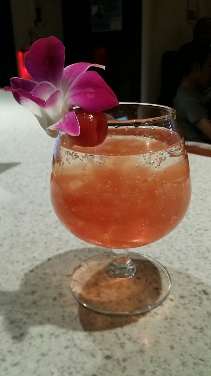 戌神あると マホのカクテル メルヘンガーデン 砕いたさくらんぼゼリーを底に沈め ピーチリキュールをソーダでアップ チェリーブランデーを数滴垂らし香り付けし マラスキーノチェリーとデンファレを飾り完成 プリコネr プリンセスコネクトr