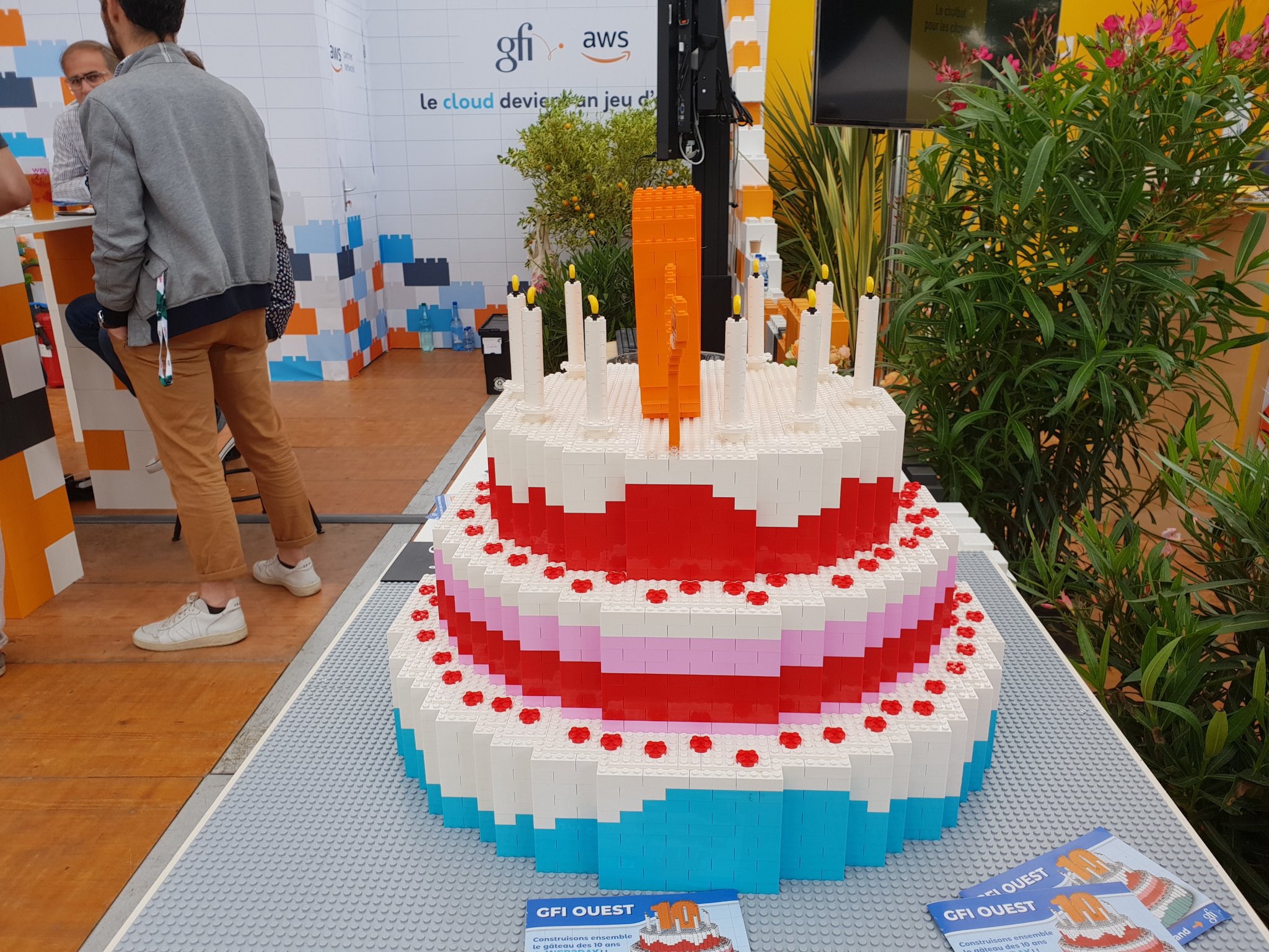 Web2day Merci Au Duo Gfiinformatique Awscloud Pour Son Gateau D Anniversaire Pour Les 10 Ans Du Web2day