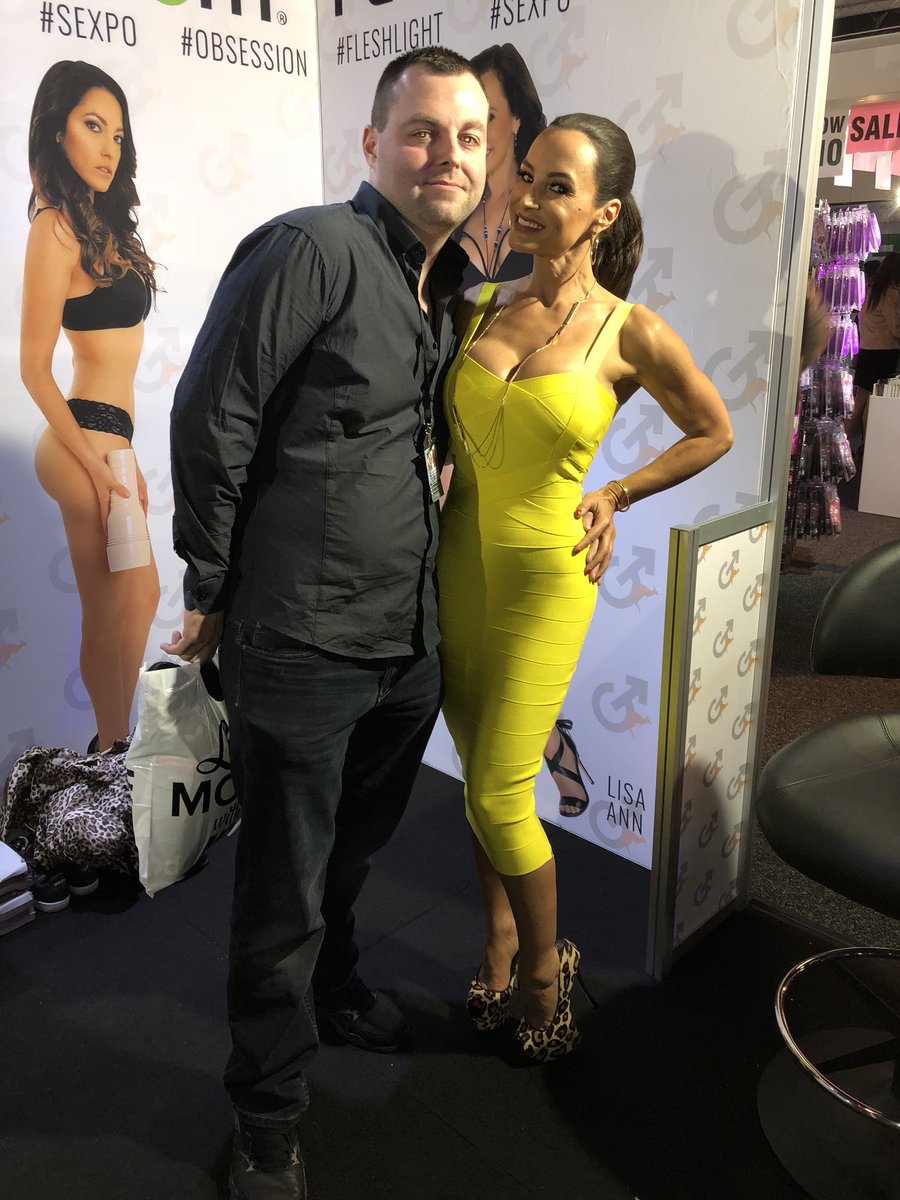 AdsB81's tweet photo. Photos with @thereallisaann and @jennahaze When you meet someone you’ve always been a fan of and they are as wonderful as you’ve always hoped #legendsforareason https://t.co/Vus8aZpcEZ