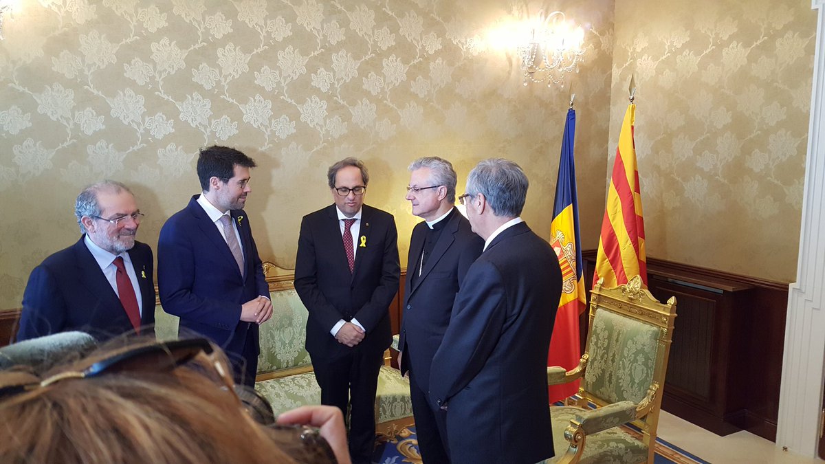 BisbatUrgell's tweet photo. #MonsVives #CopríncepAndorra, rep al Palau Episcopal el #PresidentGeneralitat. Visiten l'Arxiu Diocesà i la Catedral. #TrobadaPirineu https://t.co/mvhJsvaAWM