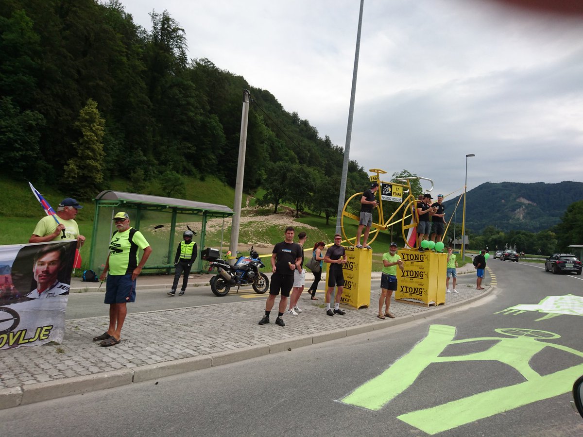 SimonKavcic's tweet photo. Takole pa @rogla v Strahovljah pričakujejo  njegovi sokrajani. #TourOfSlovenia https://t.co/NTkLKsKBqz