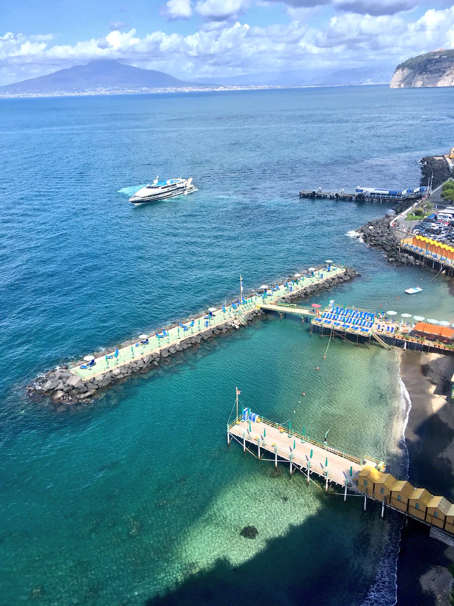 GinTravel's tweet photo. That #FridayFeeling in #Sorrento #Italy😍🇮🇹Time to start scouting for a #ginbar &amp; sit down with a refreshing @MalfyGin🍸🍋
#GinandTravel #GandT https://t.co/QRiahoKCad