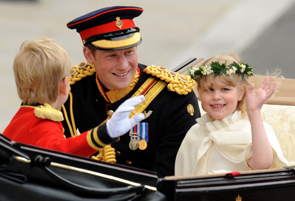 満天星 私の推しプリンセス イギリスのルイーズ ウィンザー令嬢 エリザベス女王の孫 愛子さまもだけど こういう古きよき上流階級のお嬢様のお洋服が好き そしてそれが似合う方も好き 朗らかで おっとりとしていて 健やかな笑い顔に泰然とした気品