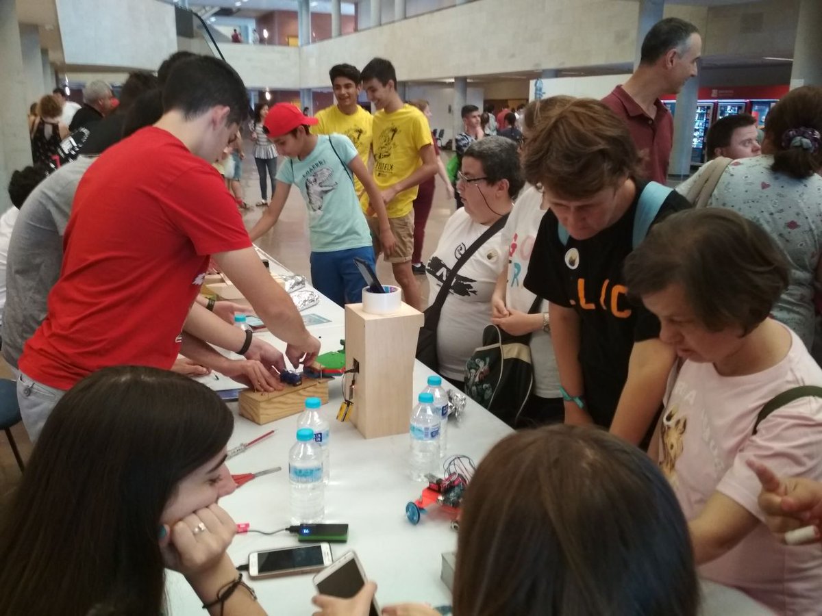 EmilioVCTech's tweet photo. Ayer en la @UniversidadM, los alumnos de 1º de Bach. Tecnología de @alvaraujo del @IESVictoriaKent  presentaron sus proyectos en la Feria de ciencia y tecnología de Elche @fecitielx, vaya cracks! #arduino, #impresión3D, #tecnologia. https://t.co/NLopLFV2pD