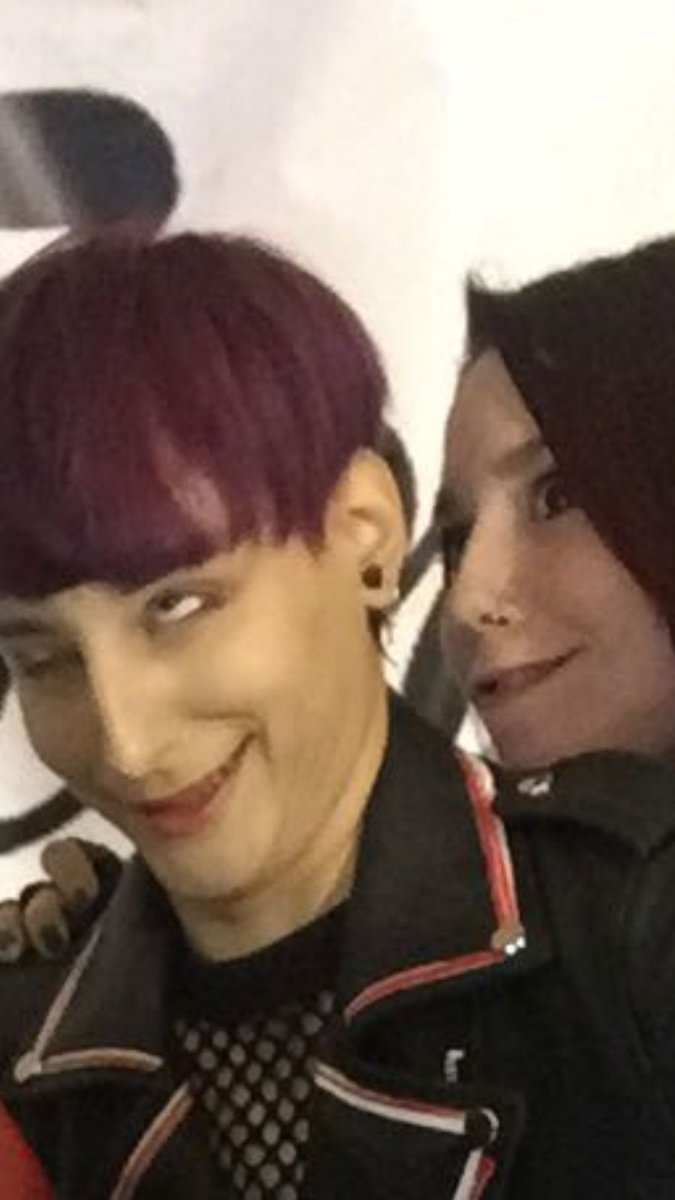 JacksanYang's tweet photo. Me acaba de aparecer esta foto y...La mejor foto que nos hicimos en Ficzone, que deciros. @DejikoDGC @LauraMuser @NubeRebozada @BunnySweetHell JAJAJAJA <333 https://t.co/Nf54SkNdNP