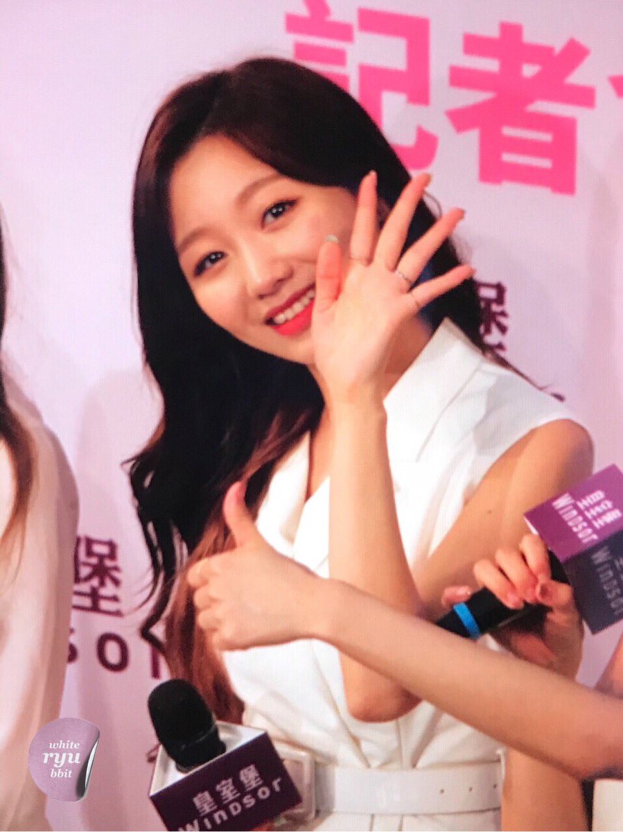 WHITE_RYU_BBIT's tweet photo. 180615 홍콩 콘서트기자회견 프리뷰 
#러블리즈 #류수정
🐇💓
@Official_LVLZ https://t.co/O310HkJUfH
