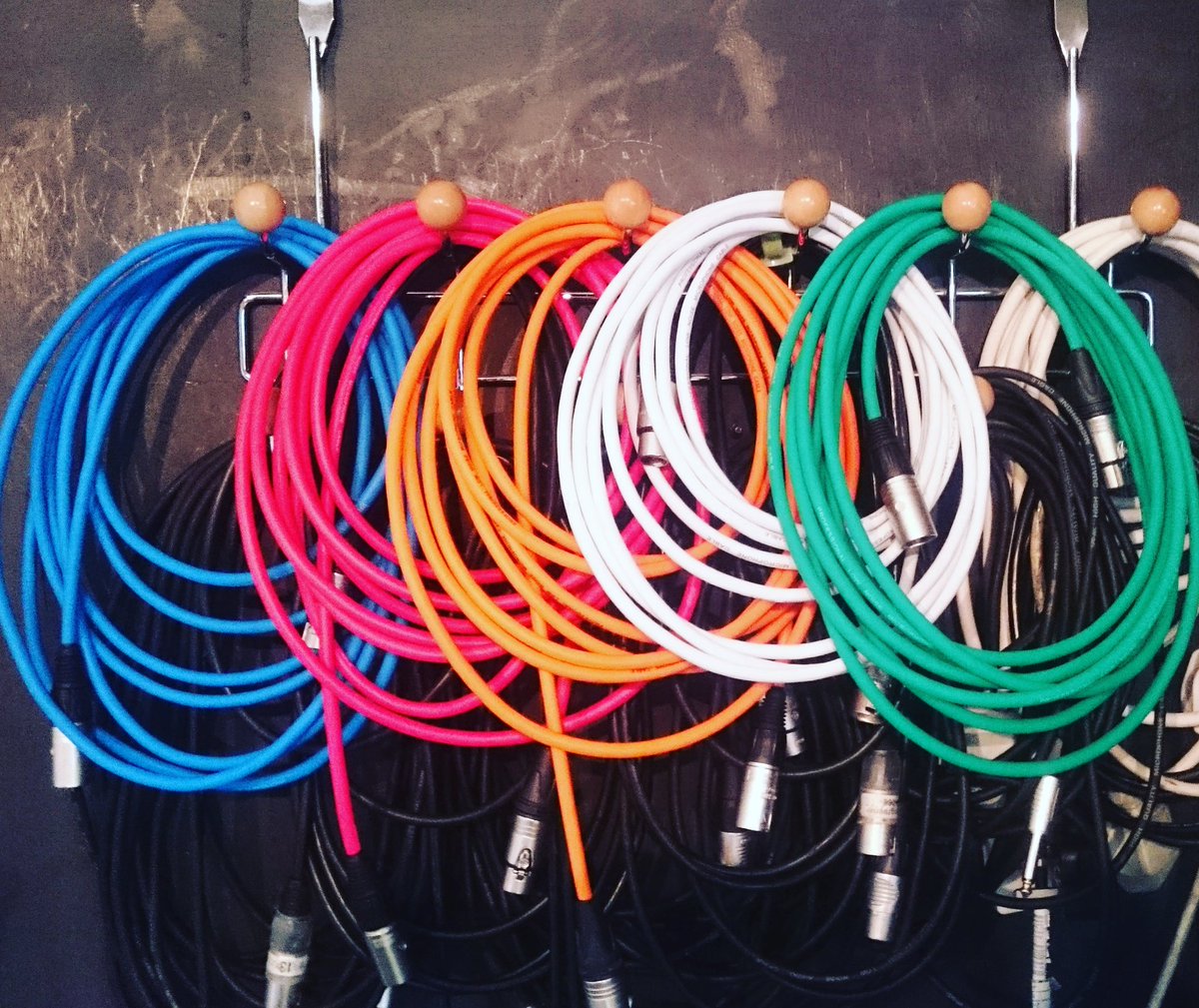 SafeSafehouse's tweet photo. Made some new mic cables. Easier to identify than all black! #colourcables #tidycables #cablenerd #studiospares https://t.co/eNpq5BJD4D
