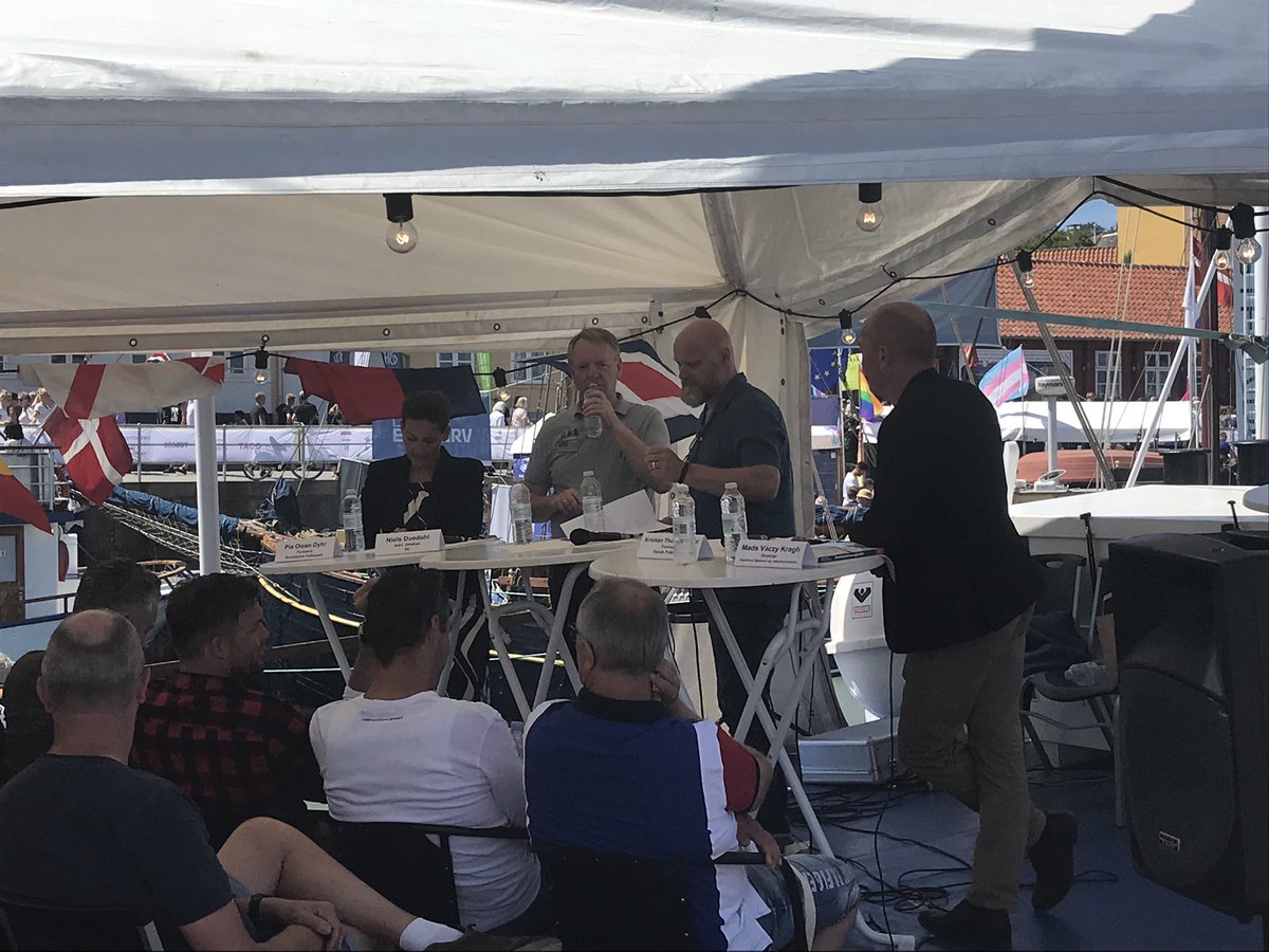 Så er der Mads og mulighederne med vores egen @SeNiels <a href="/Kristianthdahl/">Kristian Thulesen Dahl</a> <a href="/PiaOlsen/">Pia Olsen Dyhr</a> og @Madsváczykragh.
Den altid omfagnende @MadsSteffensen styrer løjerne. #fmdk