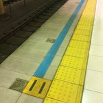 いやもうそれにしかみえないw駅のホームにニャッキがいるw