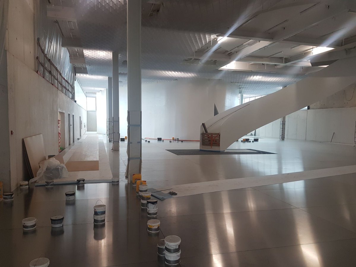 In Antwerpen wordt een nieuw provinciehuis gerealiseerd. Metal Design Works verzorgt momenteel de aluminium vloerplaten ter plaatse van de aula, congresruimte, raadzaal en het auditorium. De ACM plafonds zullen rondom de bouwvakantie gemonteerd gaan worden.
