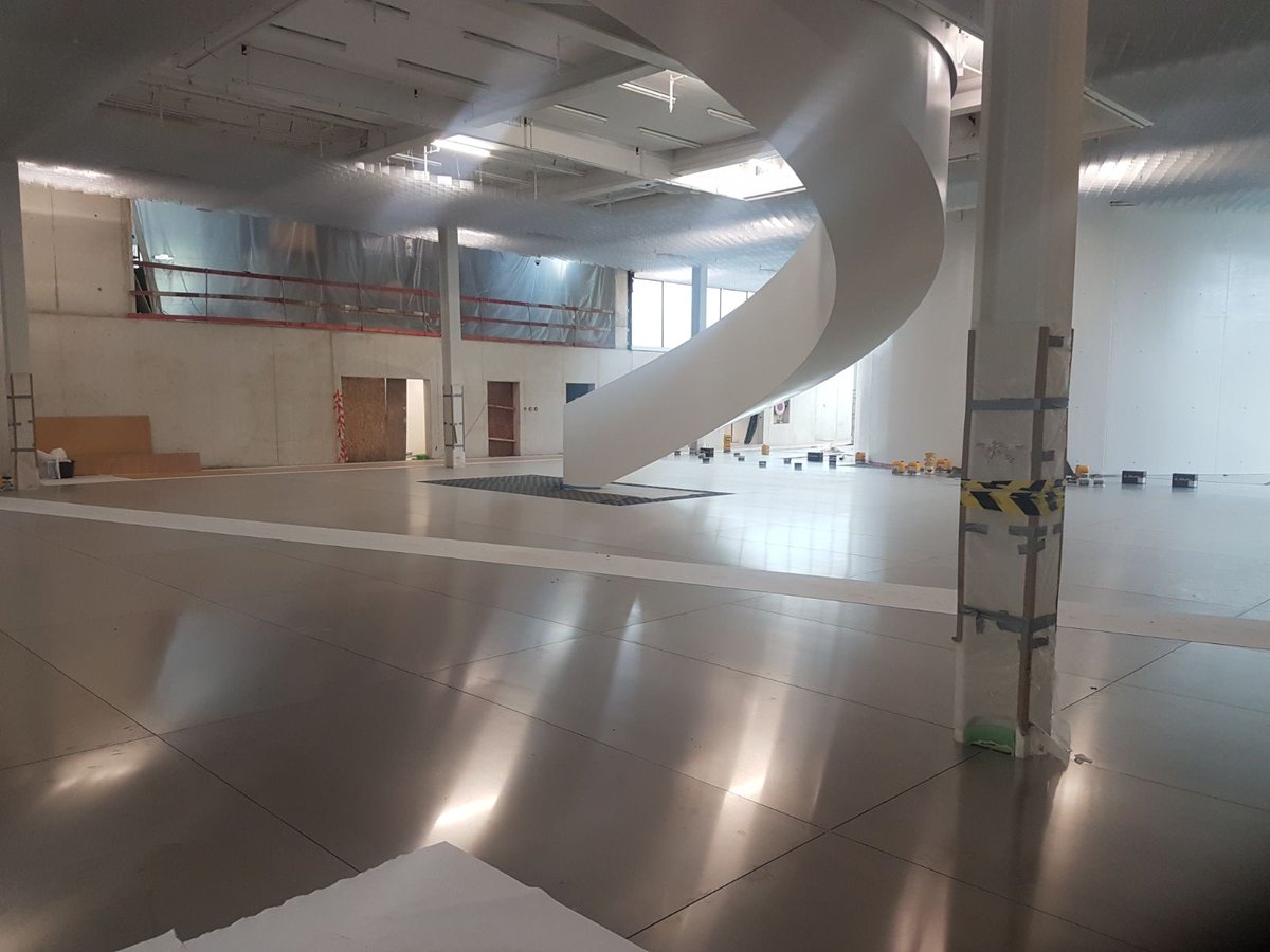 MetalDesignWork's tweet photo. In Antwerpen wordt een nieuw provinciehuis gerealiseerd. Metal Design Works verzorgt momenteel de aluminium vloerplaten ter plaatse van de aula, congresruimte, raadzaal en het auditorium. De ACM plafonds zullen rondom de bouwvakantie gemonteerd gaan worden. https://t.co/RqO00BlXFF