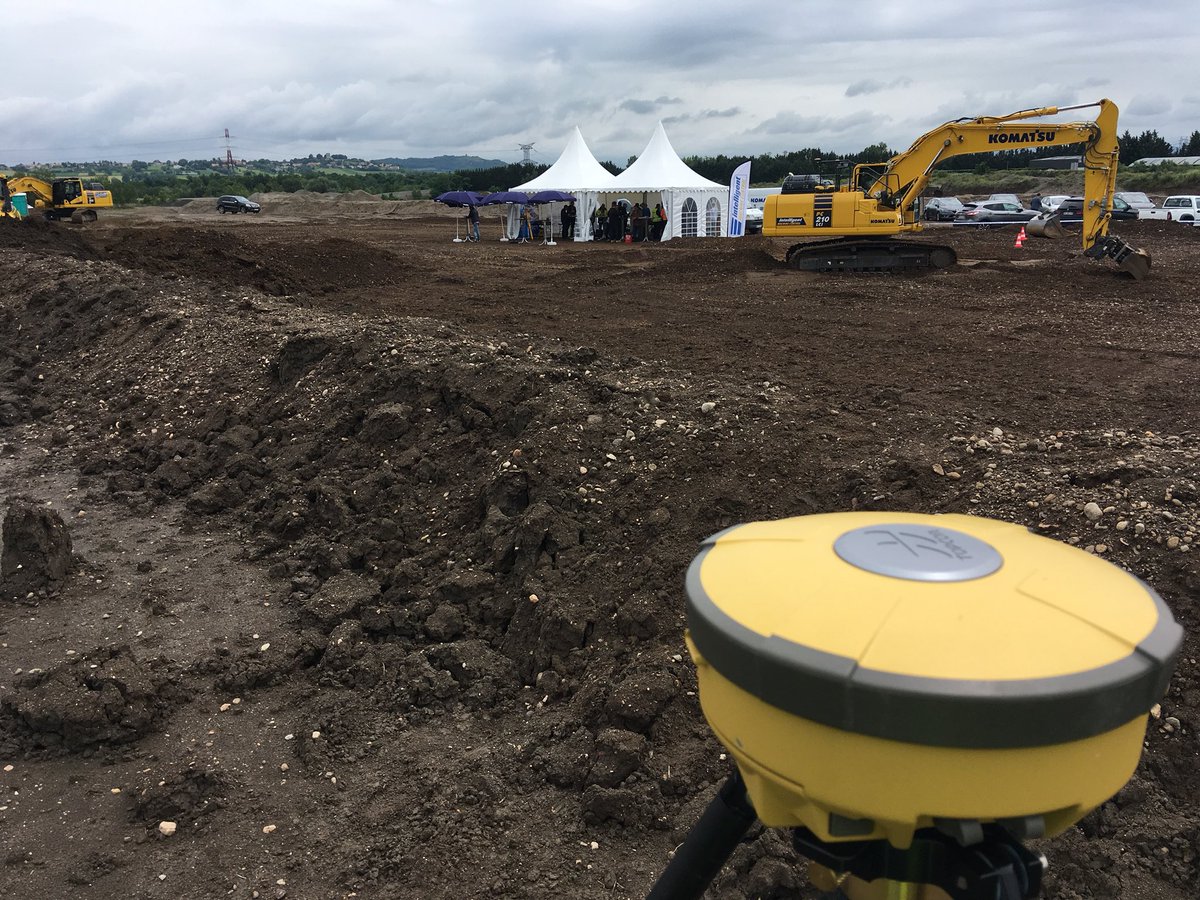 matthieubercher's tweet photo. #topcon à la journée #KOMATSU près de Clermont ferrand #guidage #drone #scan #topographie #georeferencement https://t.co/mmWsPQ4e71
