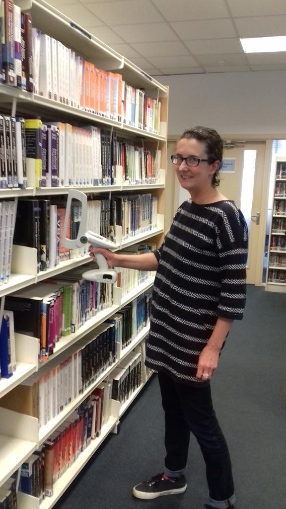 pattbohlscheid's tweet photo. Internship in Dublin: neben Open Access, Research Data Management und #dbslib18 gibt es hier auch ganz profane Bibliotheksarbeit: Stock-taking 1x jährlich https://t.co/2tvEoEUfGa