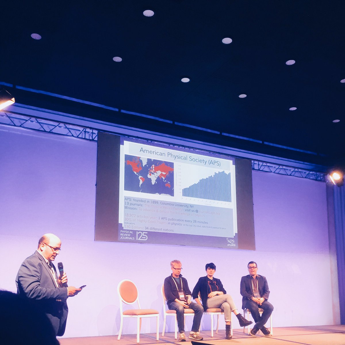 AlicePatania's tweet photo. Physical Review J. editors answering all the questions you always wanted to ask... or evading them - the AMA we have all been waiting for, brace yourself! @netsci2018 #NetSci18 https://t.co/2p2gdef0qL