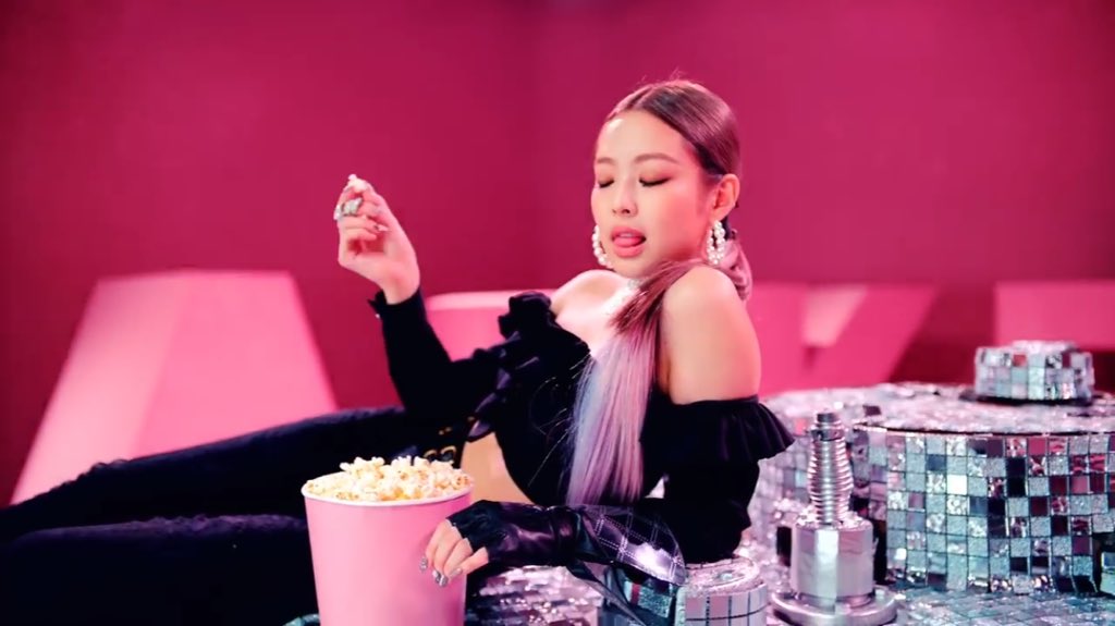 jendeukiekie's tweet photo. “I’m a boss b*tch”

“Say life’s a b*tch, but mine’s a movie”

-Savage Queen Mademoiselle Kim Jennie (2018)

#SQUAREUP_BLACKPINK https://t.co/vHGZuPgFQf