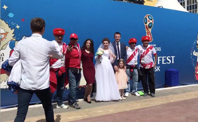 WORLD CUP: Russian wedding party taking pictures with Peruvian fans (Video) evnsocialnewswire.slack.com/files/UAZNRGGJ…