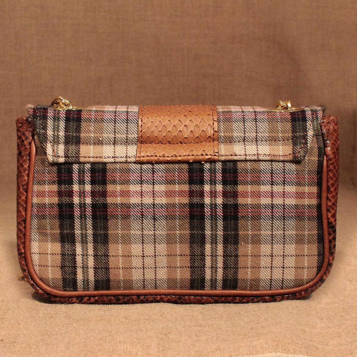 Tartan #1 Classic: a trip to the Scottish Highlands with a pinch of exoticism, soft tartan wool and python leather combine to give life to an original and unexpected luxury bag created to surprise and seduce.
Find out more at federicoprice.com.
#federicoprice #fashion #bags