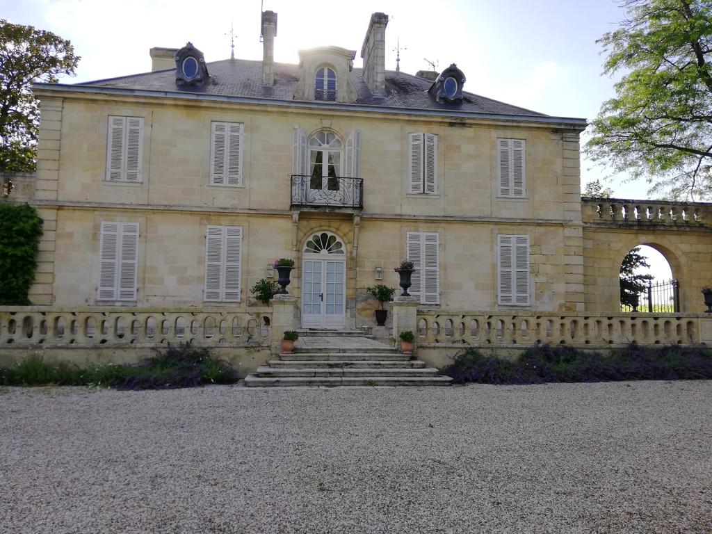 Et c'est parti pour la visite du prestigieux <a href="/Chateau_Kirwan/">Château Kirwan</a>, 3ème Cru Classé de #Margaux. Somptueux #jardins, #ChaisABarriques pour un #blogtrip au top !