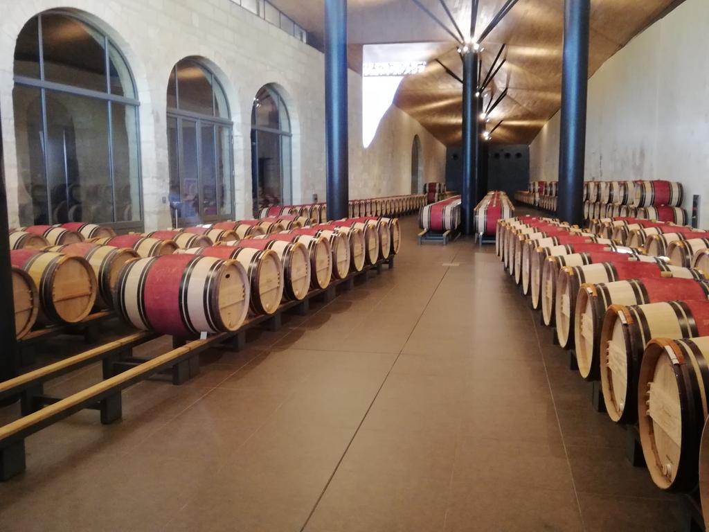 LovAquitaine's tweet photo. Et c'est parti pour la visite du prestigieux @Chateau_Kirwan, 3ème Cru Classé de #Margaux. Somptueux #jardins, #ChaisABarriques pour un #blogtrip au top ! https://t.co/vsrSJvfEBk