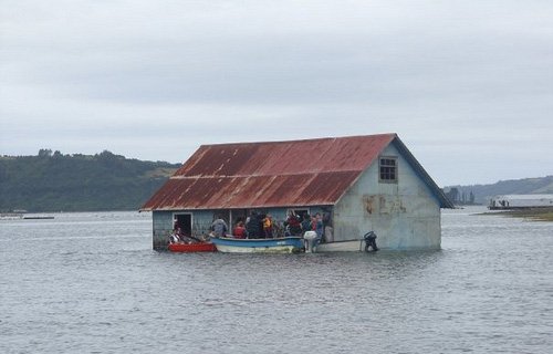 cclocales's tweet image. #FelizViernes! Hoy hacemos eco de la publicación de @BibliotecasSNBP presentándoles el siguiente Contenido fotográfico. En él se retrata la minga realizada a la #CasaMuseoFranciscoColoane en #Quemchi  Pueden revisarlo en el siguiente link: goo.gl/UFt5iU. Disfrútenlo!