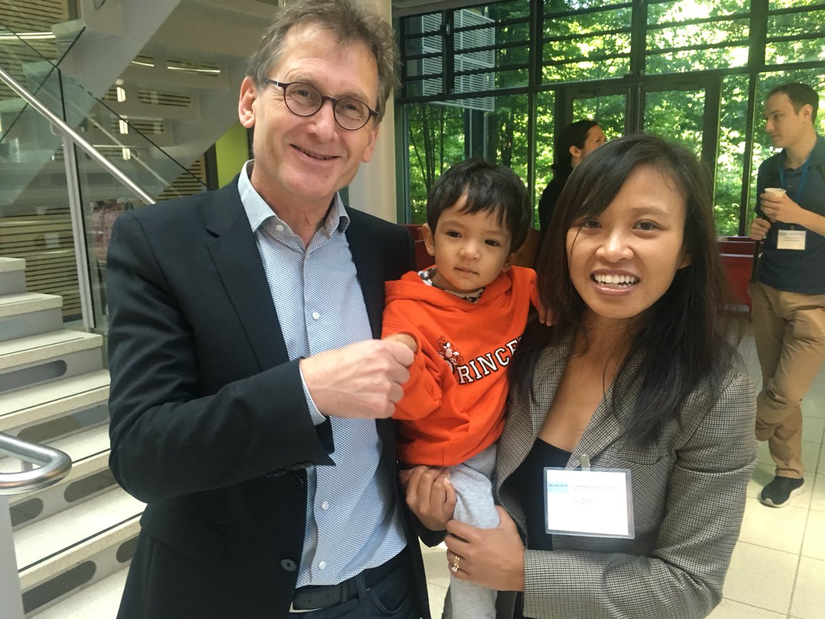 Vy_Dong_Group's tweet photo. When you’re most impressed that Ben has a nanocar. Thanks Abby & Thomas for #Chirality2018! https://t.co/fvGR6e7sYb