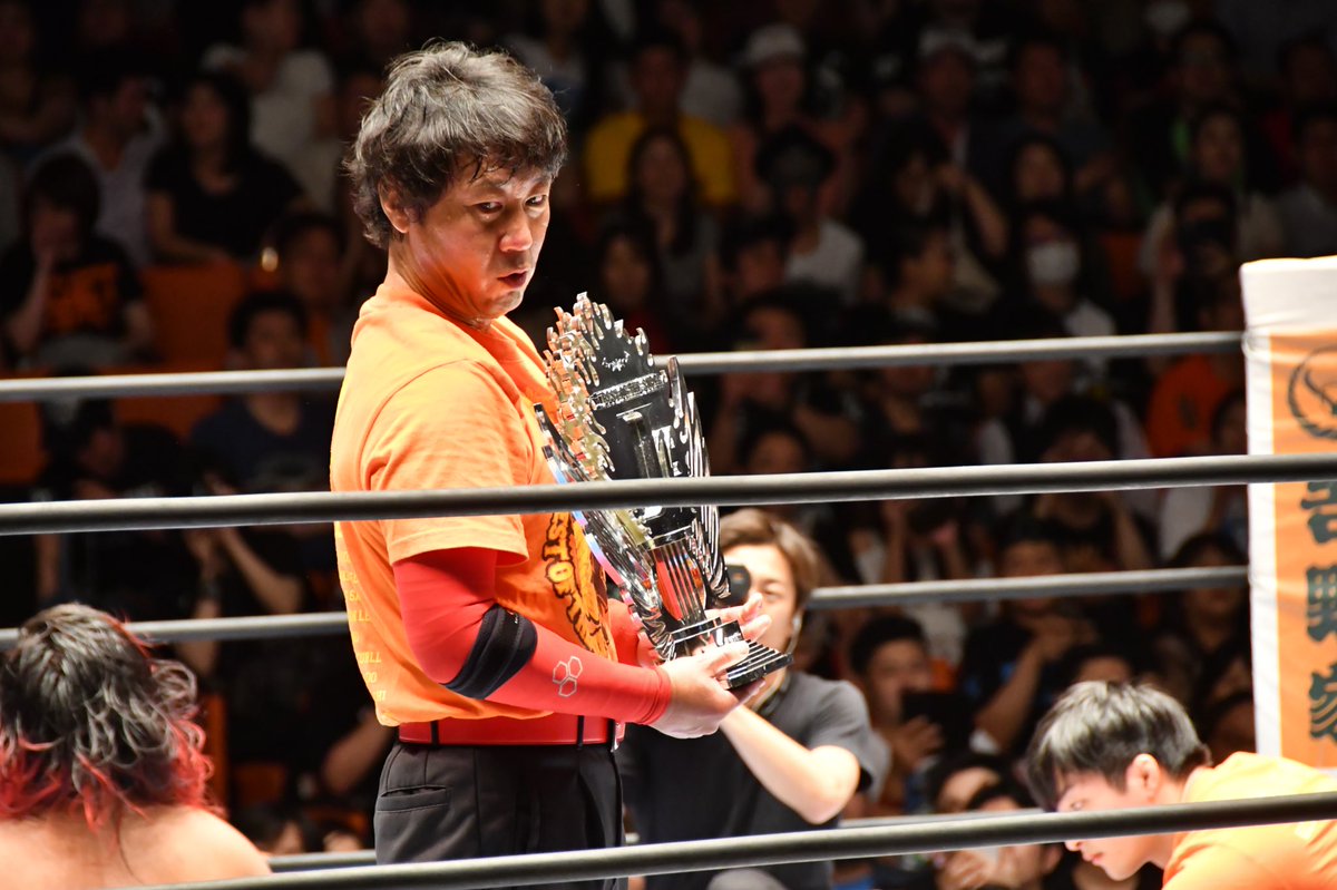 inLonelyPlanet's tweet photo. トロフィーさんをジロジロ見ている海野レフェリーが撮れていた。
ピカピカのトロフィーさん…
この後、悲劇が起こるだなんて誰が予想していただろうか…
#njbosj #njpw #bosj25 https://t.co/ELtR2hPkvH