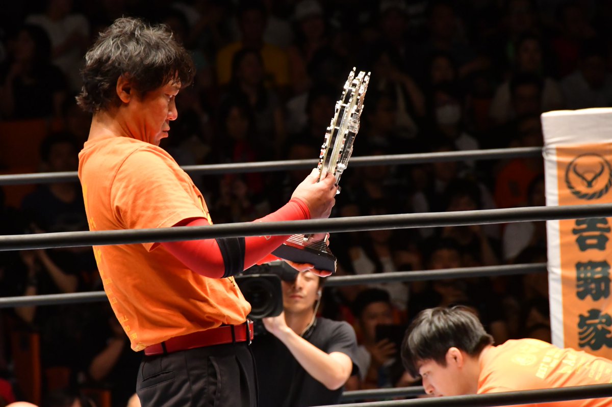 inLonelyPlanet's tweet photo. トロフィーさんをジロジロ見ている海野レフェリーが撮れていた。
ピカピカのトロフィーさん…
この後、悲劇が起こるだなんて誰が予想していただろうか…
#njbosj #njpw #bosj25 https://t.co/ELtR2hPkvH