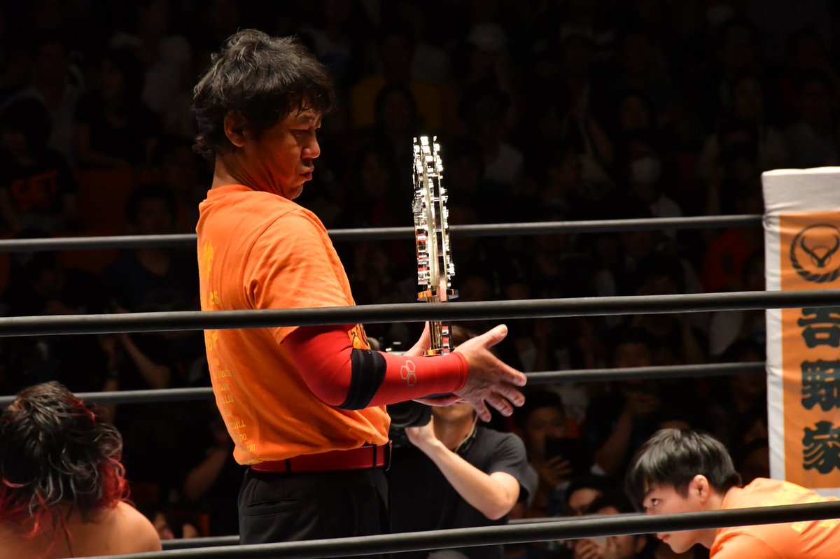 inLonelyPlanet's tweet photo. トロフィーさんをジロジロ見ている海野レフェリーが撮れていた。
ピカピカのトロフィーさん…
この後、悲劇が起こるだなんて誰が予想していただろうか…
#njbosj #njpw #bosj25 https://t.co/ELtR2hPkvH