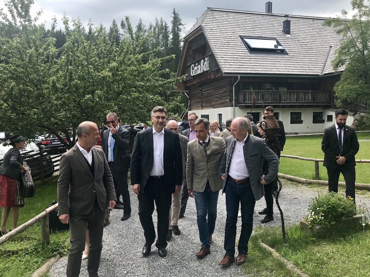 AndrejPlenkovic's tweet photo. Zajedno s @vanderbellen @sebastiankurz i @JHahnEU sudjelovao sam na tradicionalnom okupljanju osoba iz austrijske politike, poslovnog svijeta, kulture, akademske zajednice i medija u organizaciji @kleinezeitung u #Pogusch https://t.co/F1TsvpUhQU