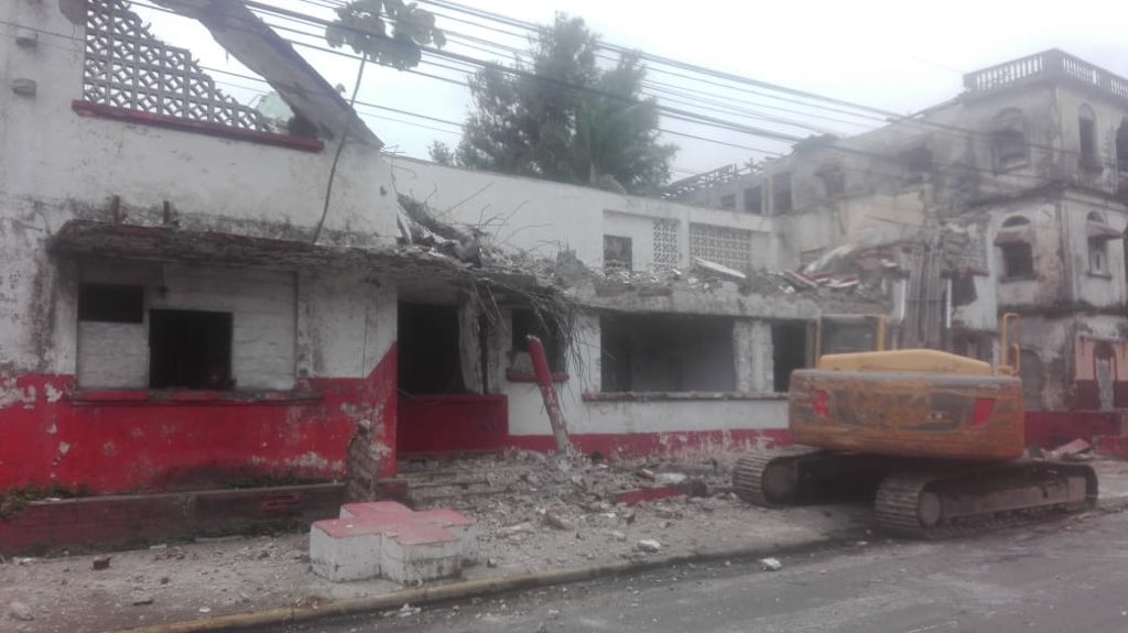 YoyiFernandezu's tweet photo. Se está demoliendo el antiguo edificio de @CrpColon espero que las autoridades locales de Colón que a mí me llamaron para apoyar en su reconstrucción de verdad honren su compromiso @CortezDelfia @JCTapiaLMB @quinnannette @EduardoAQuiros https://t.co/7Cy54ODJFG