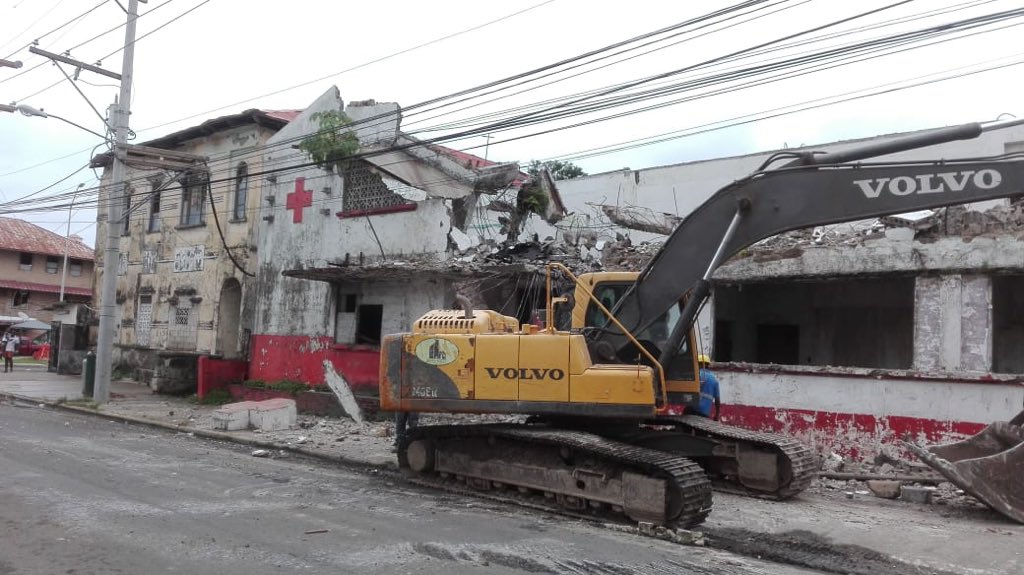YoyiFernandezu's tweet photo. Se está demoliendo el antiguo edificio de @CrpColon espero que las autoridades locales de Colón que a mí me llamaron para apoyar en su reconstrucción de verdad honren su compromiso @CortezDelfia @JCTapiaLMB @quinnannette @EduardoAQuiros https://t.co/7Cy54ODJFG
