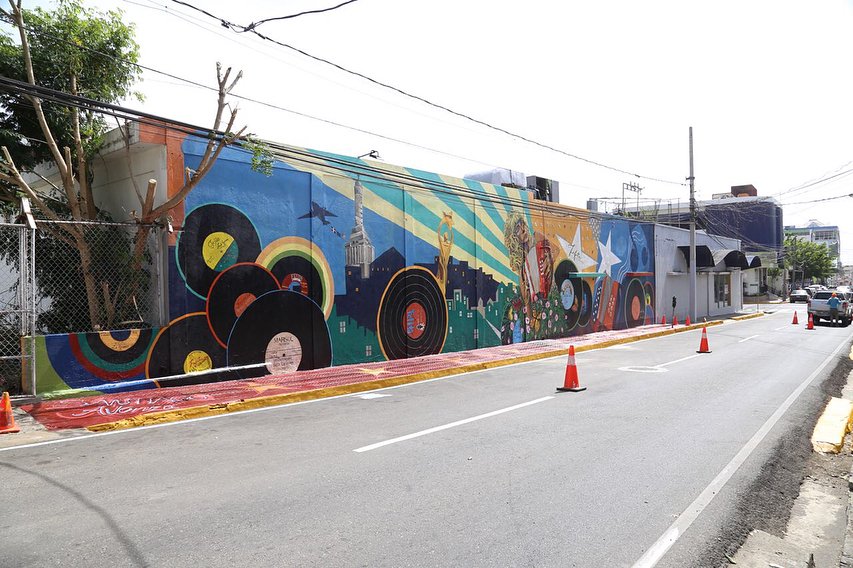 Fuegoalalata's tweet photo. Excelente gesto de alcalde @AbelMartinezD de homenajear a Fefita la Grande con este mural en Santiago. La gestión de Abel es histórica en @AlcaldiadeStgo. https://t.co/B0S2q9fdpz