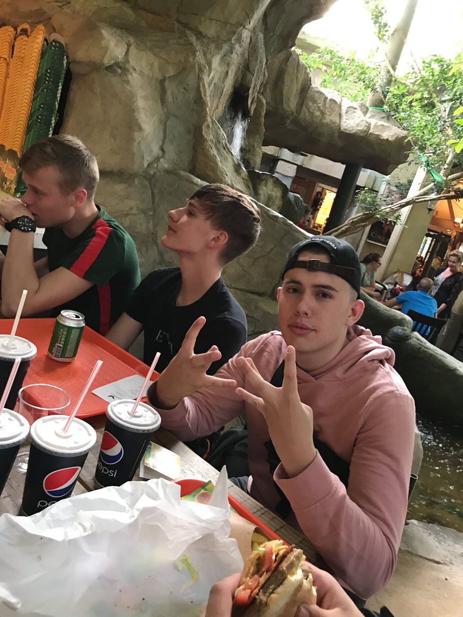 den_desley's tweet image. Lekker eten in CP met de @Tim_Beastly !