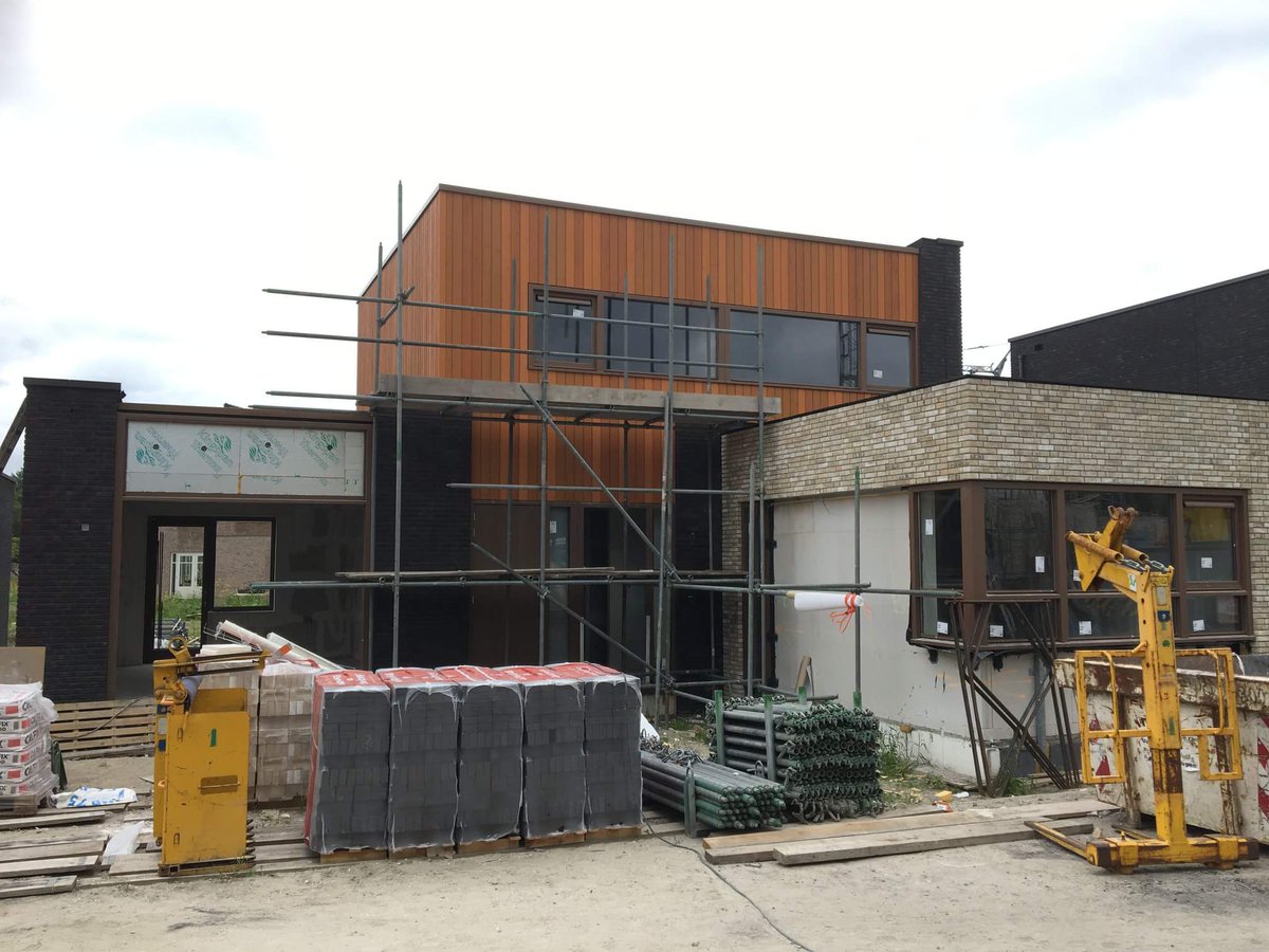 samenbouwen's tweet photo. In Bleiswijk wordt het ontwerp van  de 15 (semi-)bungalows van de deelnemers steeds meer in werkelijkheid zichtbaar. https://t.co/JJ76JsxHU7